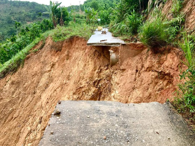 Giao thông miền núi Quảng Ngãi hư hỏng nghiêm trọng sau mưa lũ - Ảnh 2.