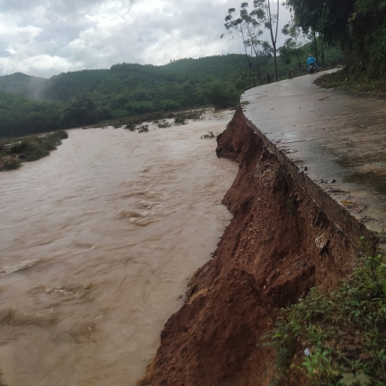 Giao thông miền núi Quảng Ngãi hư hỏng nghiêm trọng sau mưa lũ - Ảnh 3.