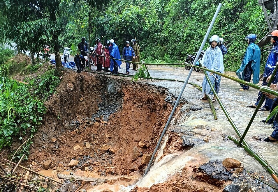 Giao thông miền núi Quảng Ngãi hư hỏng nghiêm trọng sau mưa lũ - Ảnh 1.