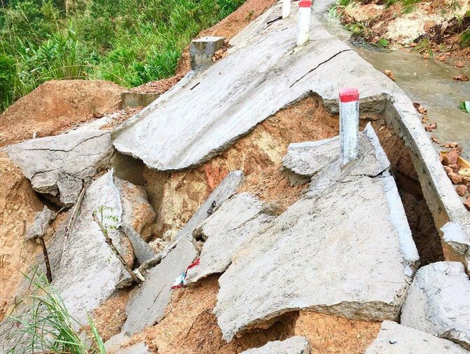 Giao thông miền núi Quảng Ngãi hư hỏng nghiêm trọng sau mưa lũ - Ảnh 4.