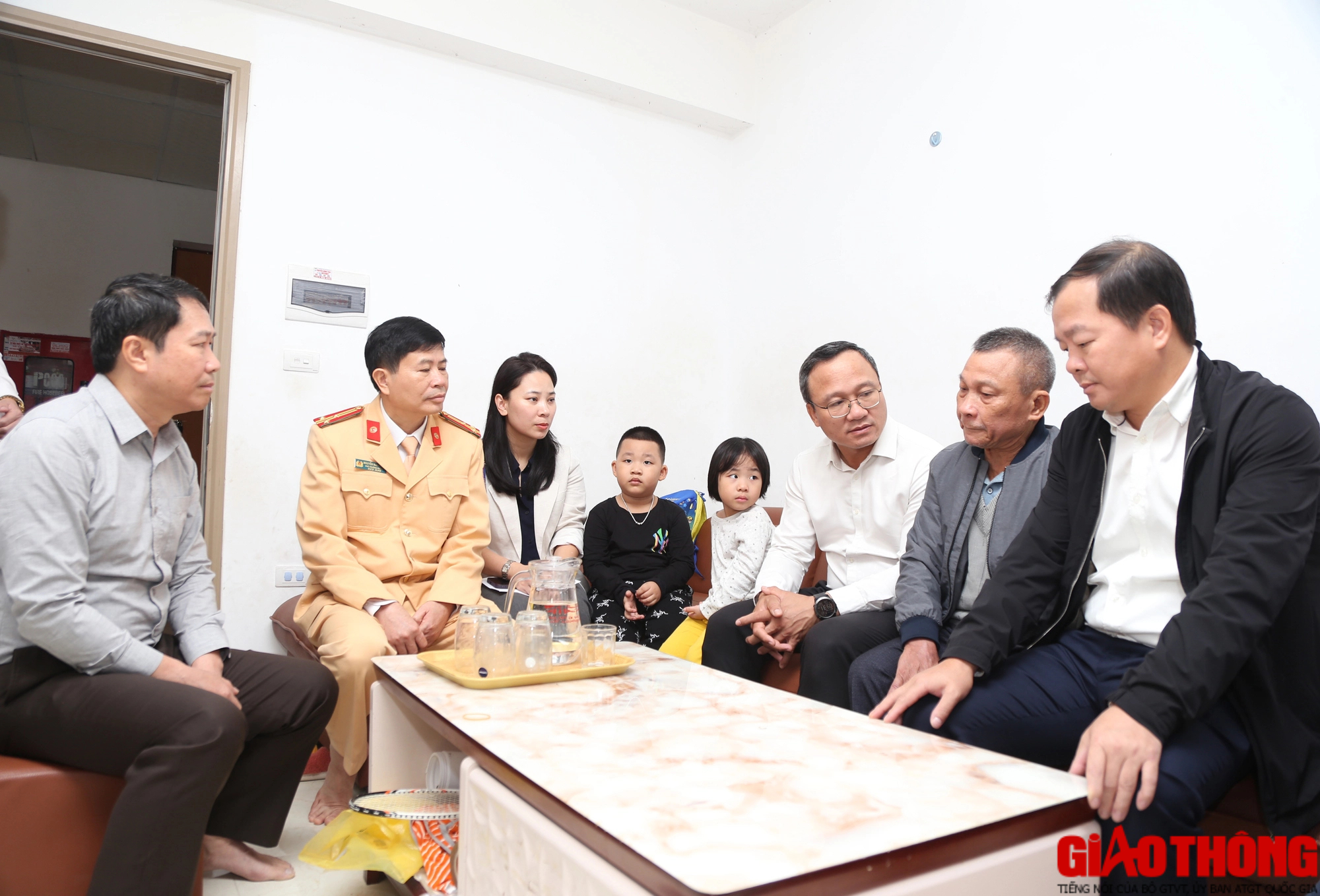 Ủy ban ATGT Quốc gia thăm hỏi gia đình các nạn nhân TNGT có hoàn cảnh khó khăn ở Nghệ An - Ảnh 1.