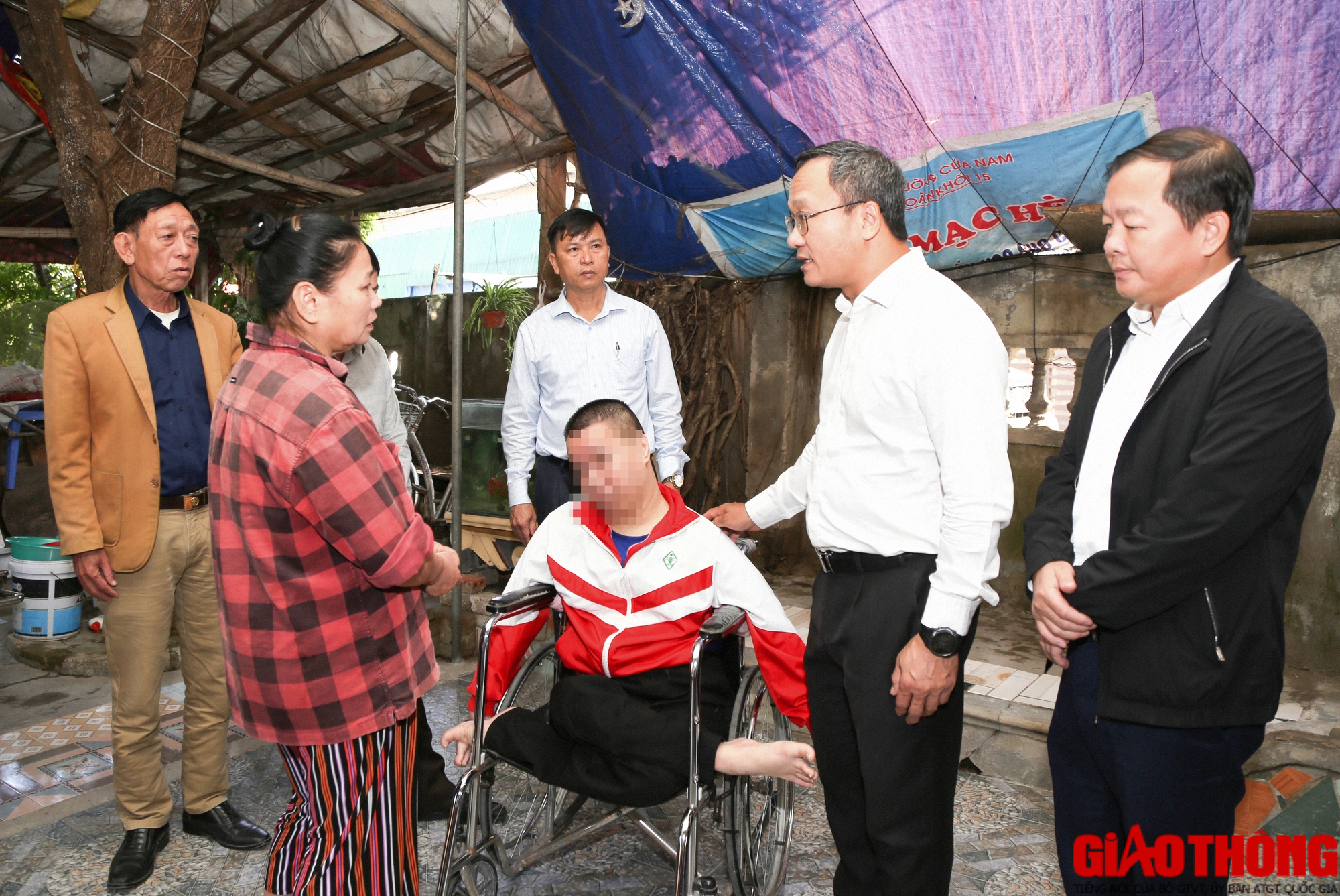 Ủy ban ATGT Quốc gia thăm hỏi gia đình các nạn nhân TNGT có hoàn cảnh khó khăn ở Nghệ An - Ảnh 2.