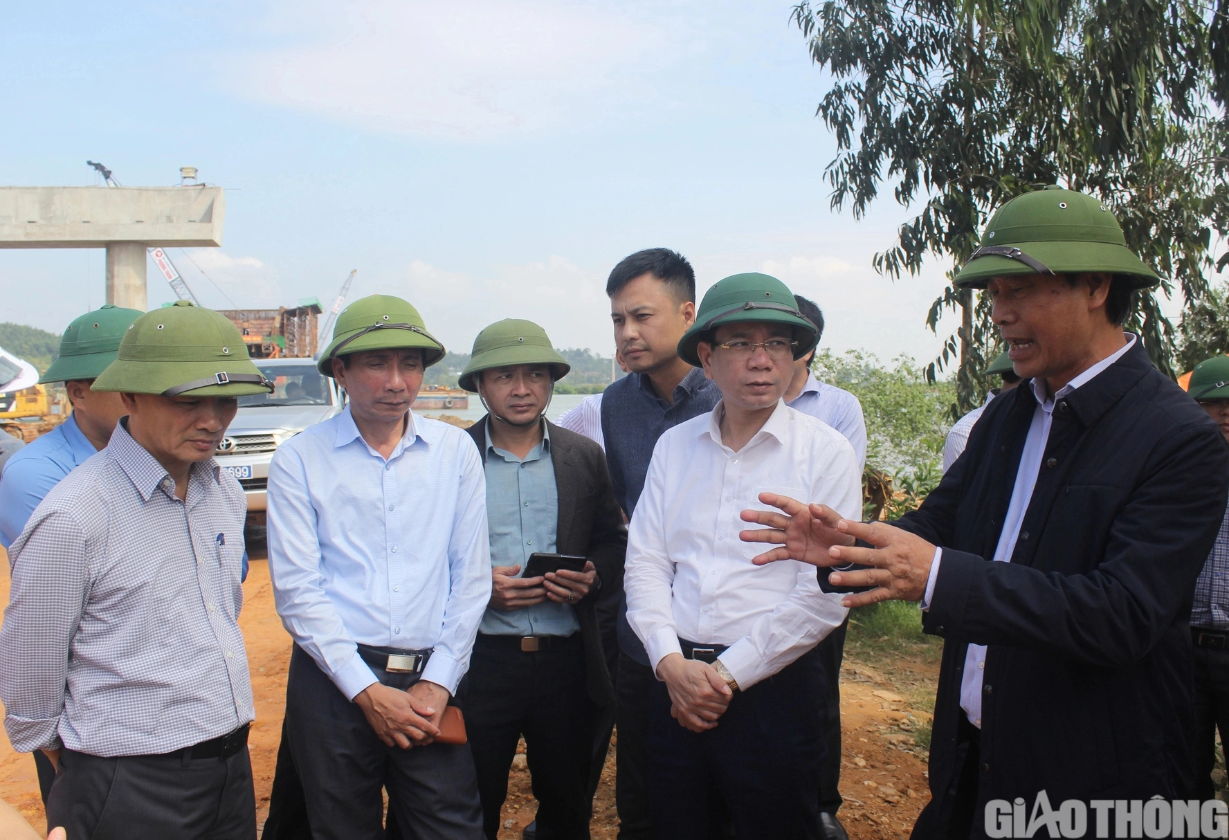 Phối hợp tốt với địa phương gỡ khó mặt bằng để đảm bảo tiến độ cao tốc qua Quảng Bình - Ảnh 1.