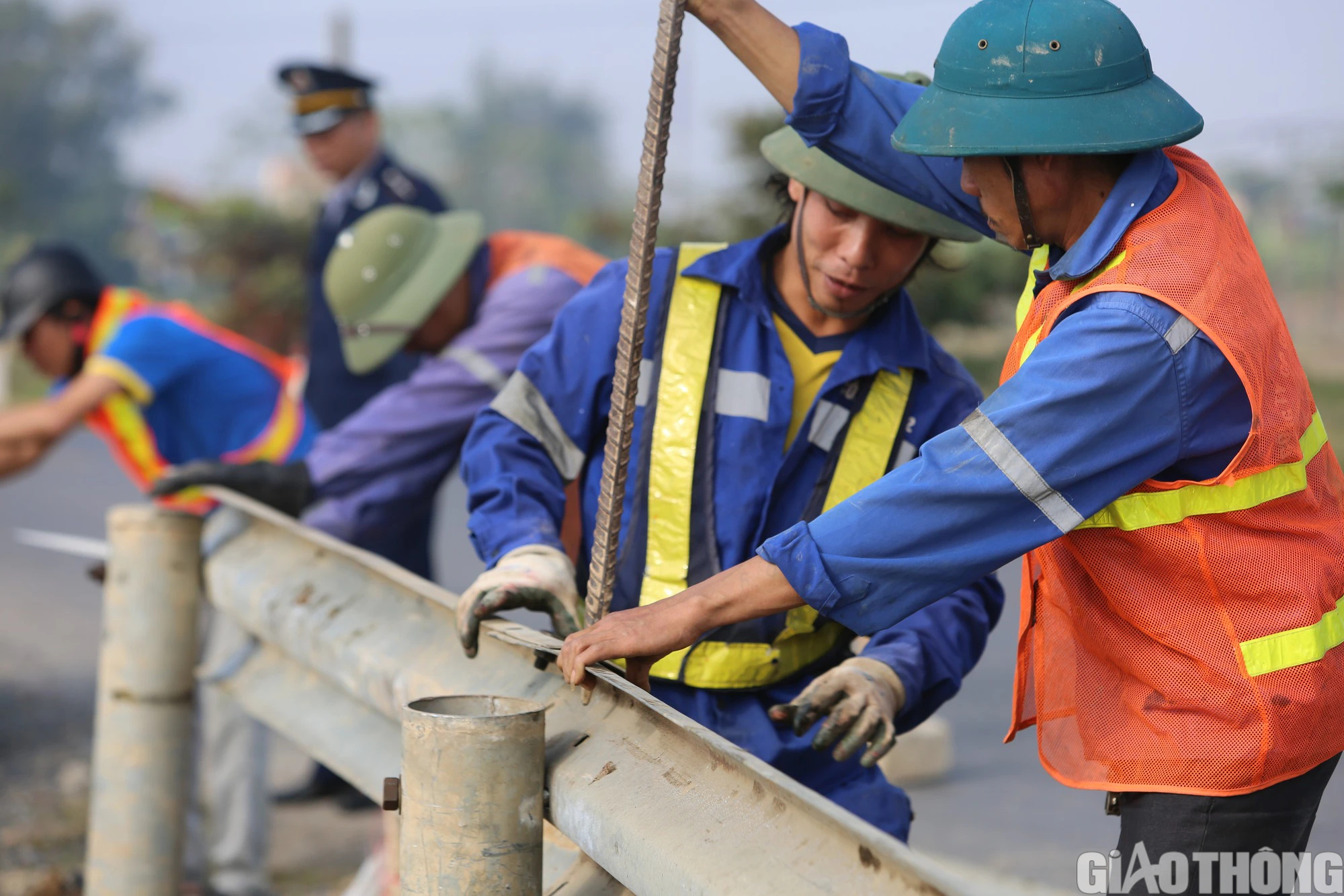 Doanh nghiệp tự ý đấu nối trái phép vào quốc lộ - Ảnh 3.