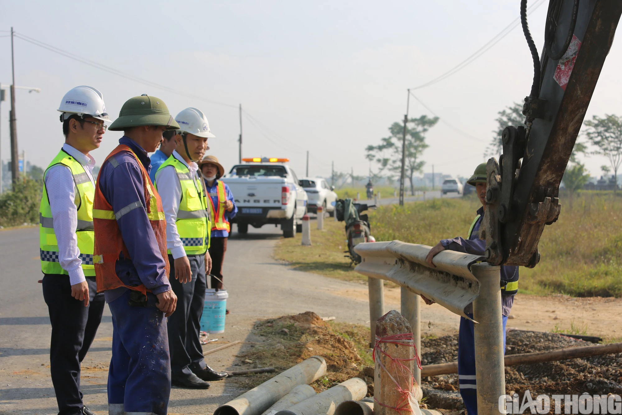 Doanh nghiệp tự ý đấu nối trái phép vào quốc lộ - Ảnh 2.