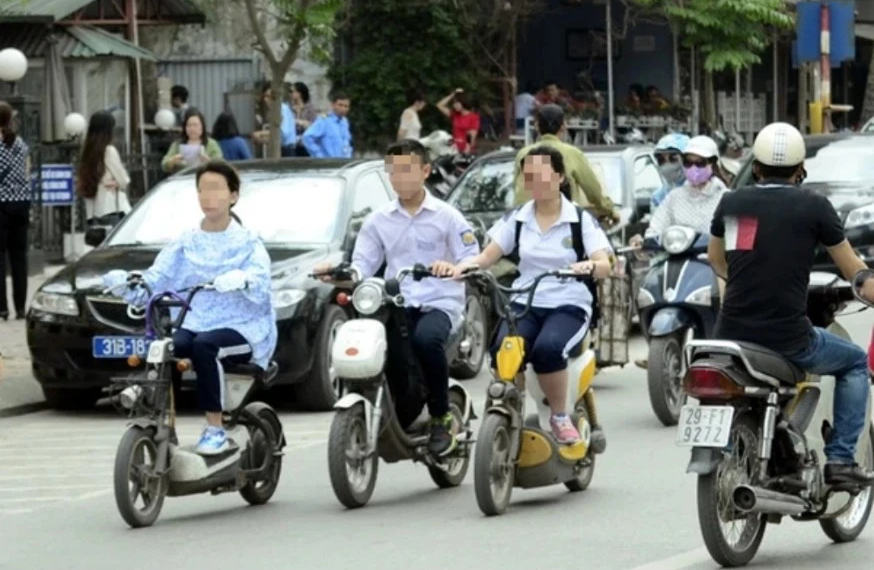 Nam Định đảm bảo 100% học sinh không điều khiển xe mô tô, xe gắn máy khi chưa đủ 18 tuổi - Ảnh 1.