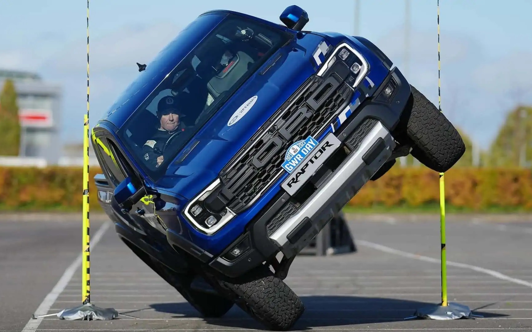 Ford Ranger Raptor đi bằng hai bánh lập kỷ lục thế giới