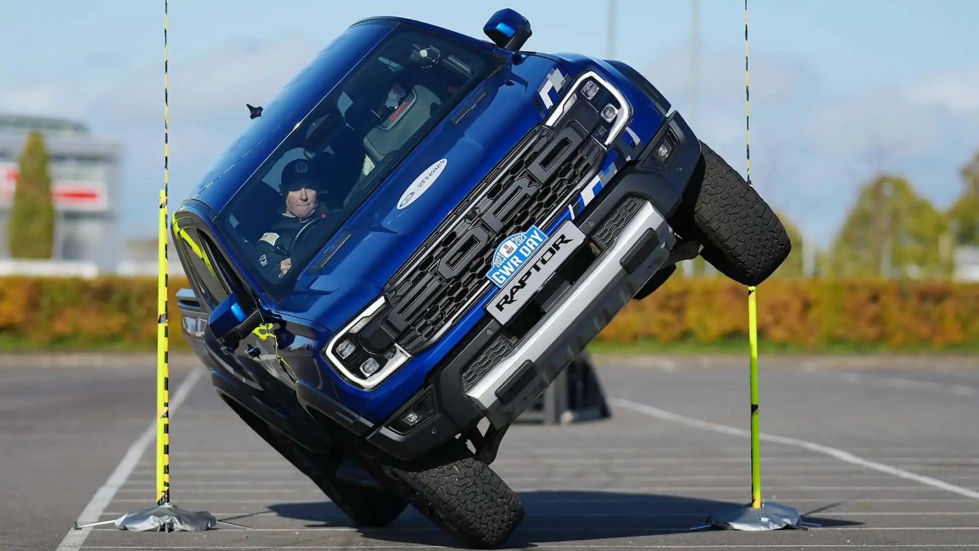 Ford Ranger Raptor đi bằng hai bánh lập kỷ lục thế giới - Ảnh 2.