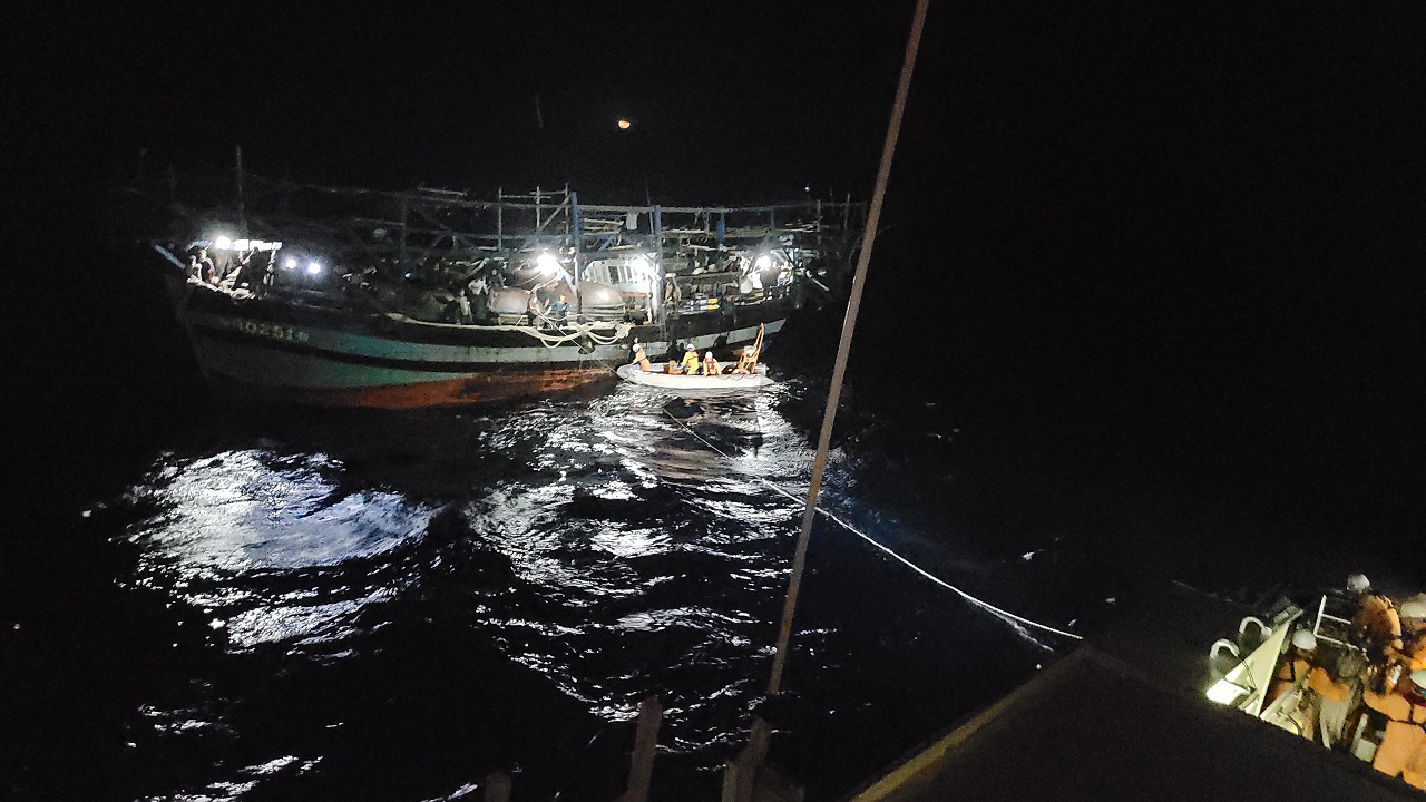 Xuyên đêm vượt sóng dữ cứu 39 ngư dân trôi dạt giữa biển - Ảnh 1.