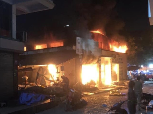 Quảng Ninh: Cháy chợ Cột 3 ở TP Hạ Long lúc nửa đêm, thiêu rụi nhiều kiot hàng hóa - Ảnh 1.