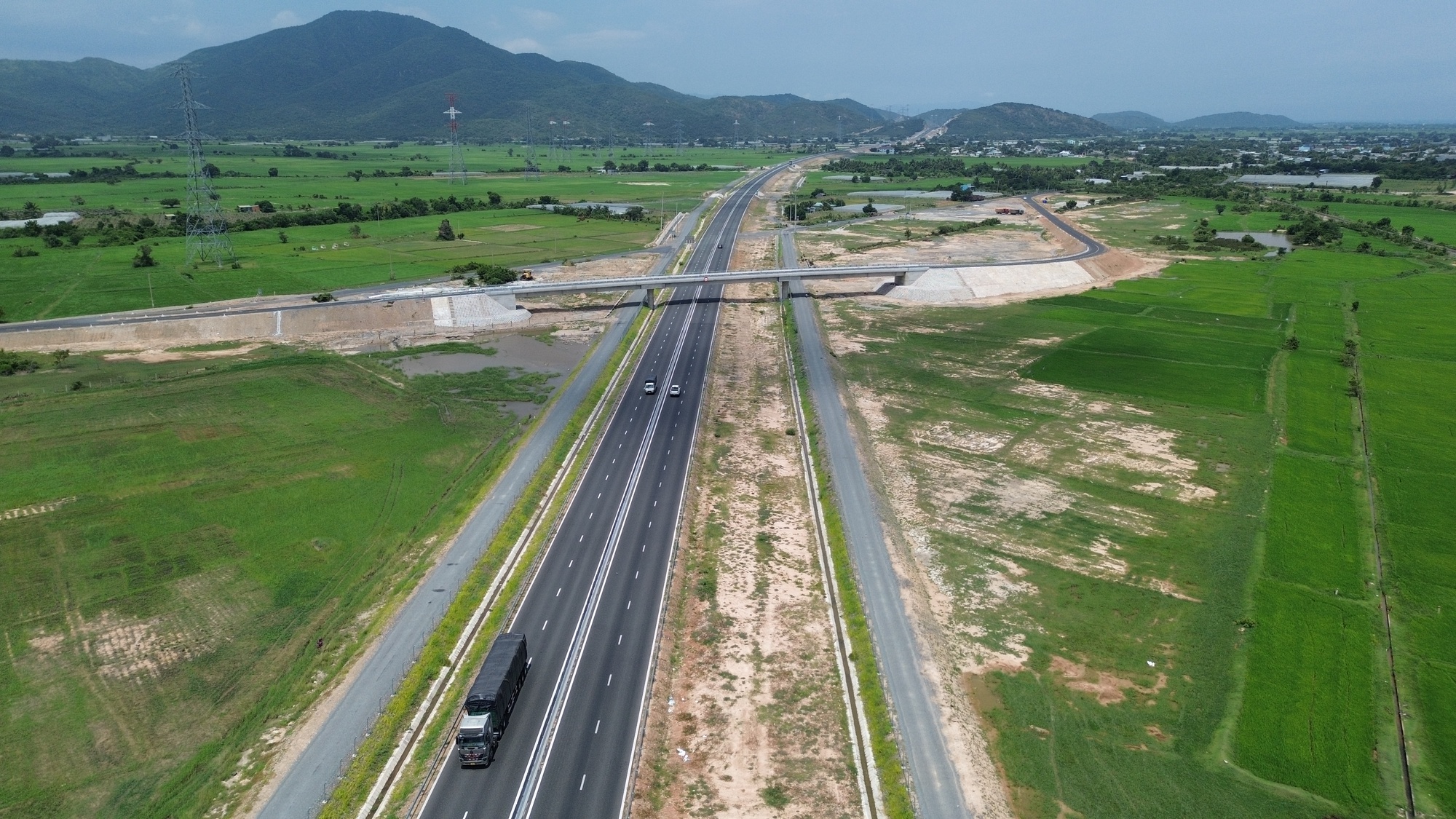 Cao tốc Vĩnh Hảo - Phan Thiết: Phê bình nhà thầu chậm hoàn trả đường dân sinh - Ảnh 1.