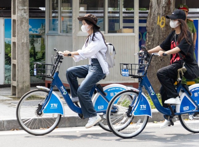 Hà Nội vận hành dịch vụ xe đạp công cộng, hướng tới giảm ô nhiễm khí thải  - Ảnh 1.