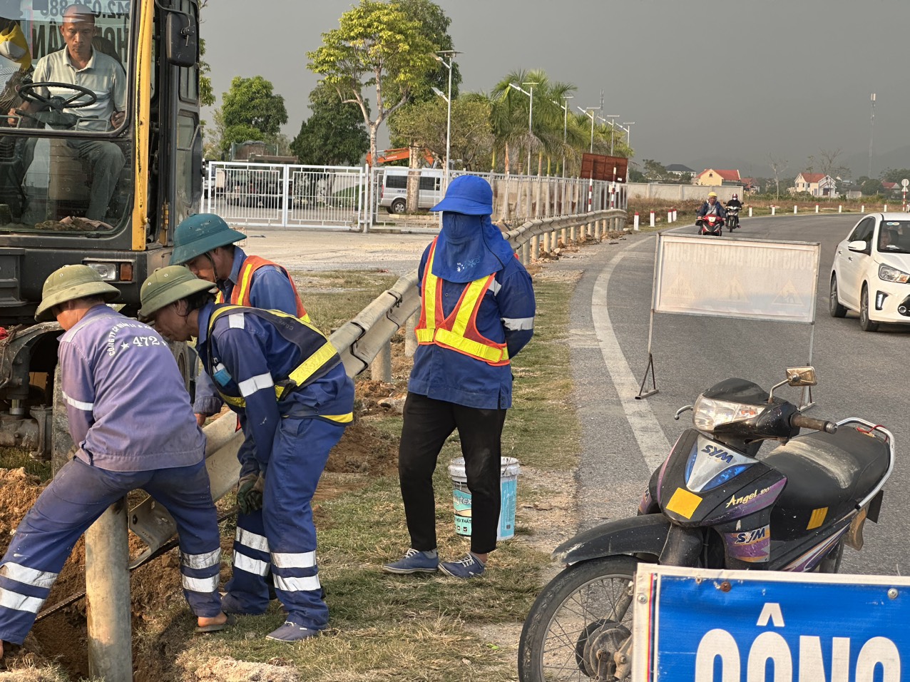 Doanh nghiệp ngang nhiên tự ý đấu nối trái phép vào quốc lộ - Ảnh 3.