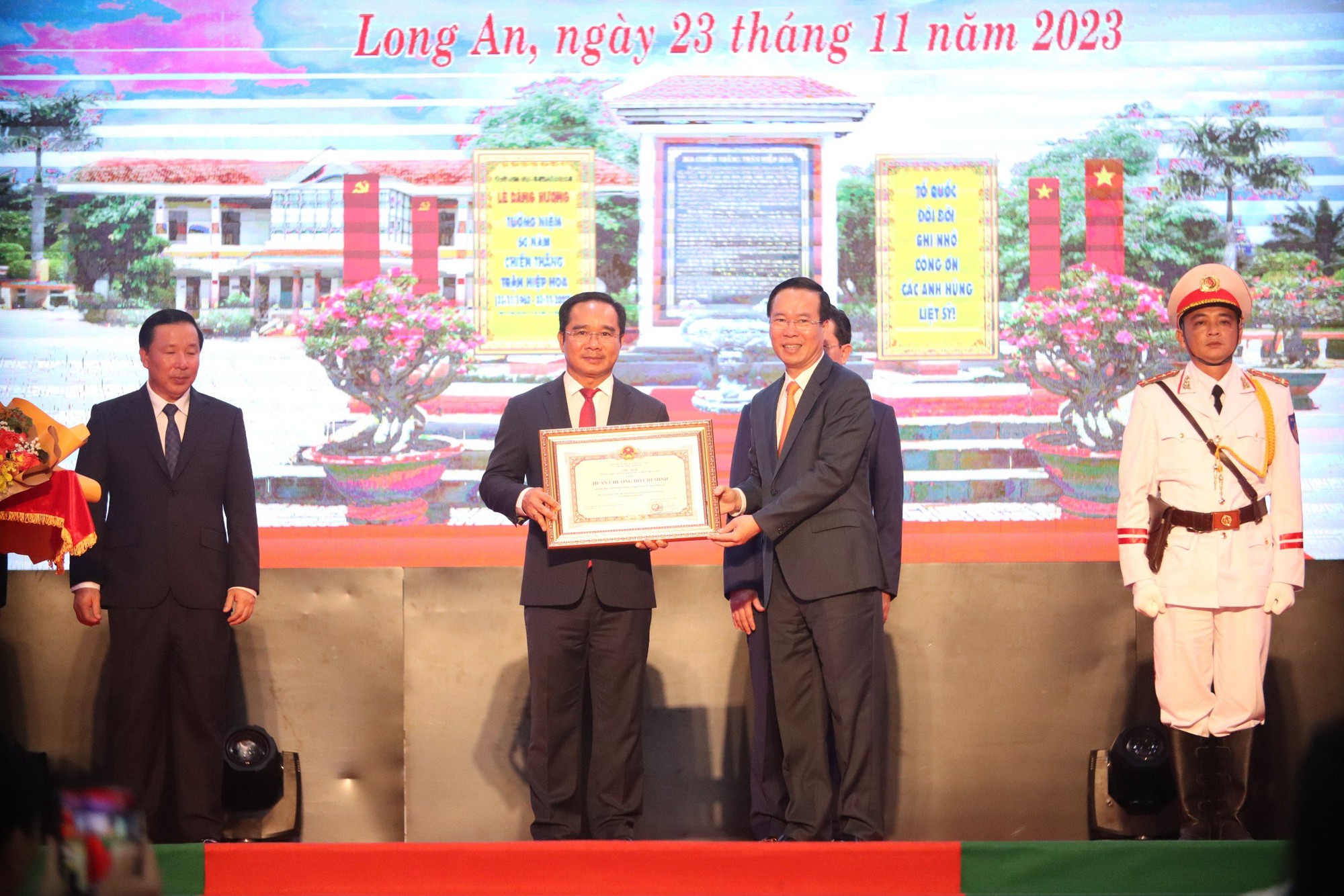 Đảng bộ, chính quyền và nhân dân Long An đón nhận Huân chương Hồ Chí Minh - Ảnh 1.