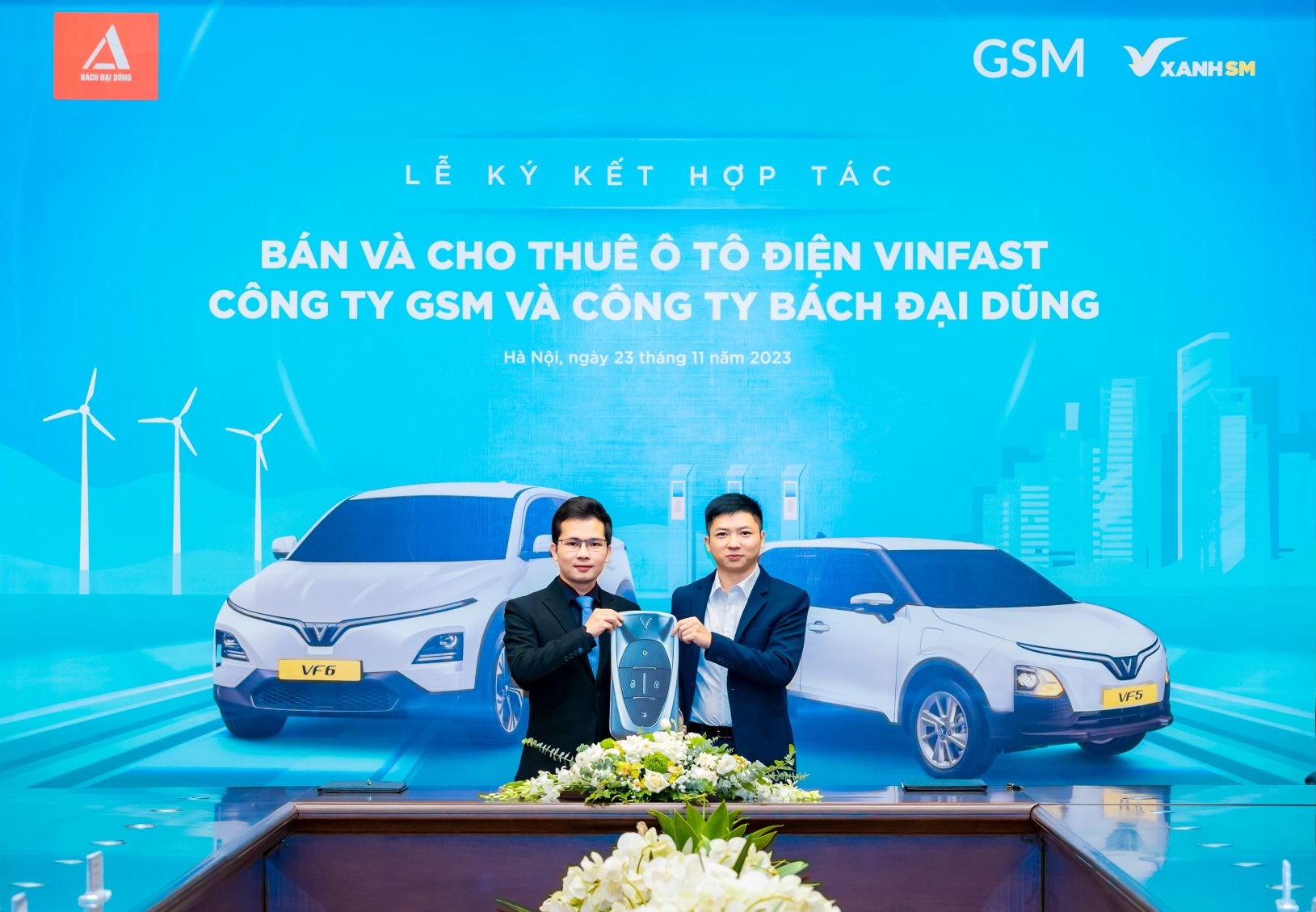 Hãng taxi thuần điện đầu tiên tại Hà Tĩnh thuê và mua 300 xe điện VinFast - Ảnh 1.
