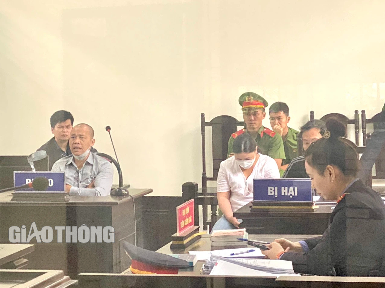 Lâm Đồng: Dời tuyên án vụ đưa con đi chữa bệnh nhận về hũ tro cốt đến ngày 27/11 - Ảnh 1.