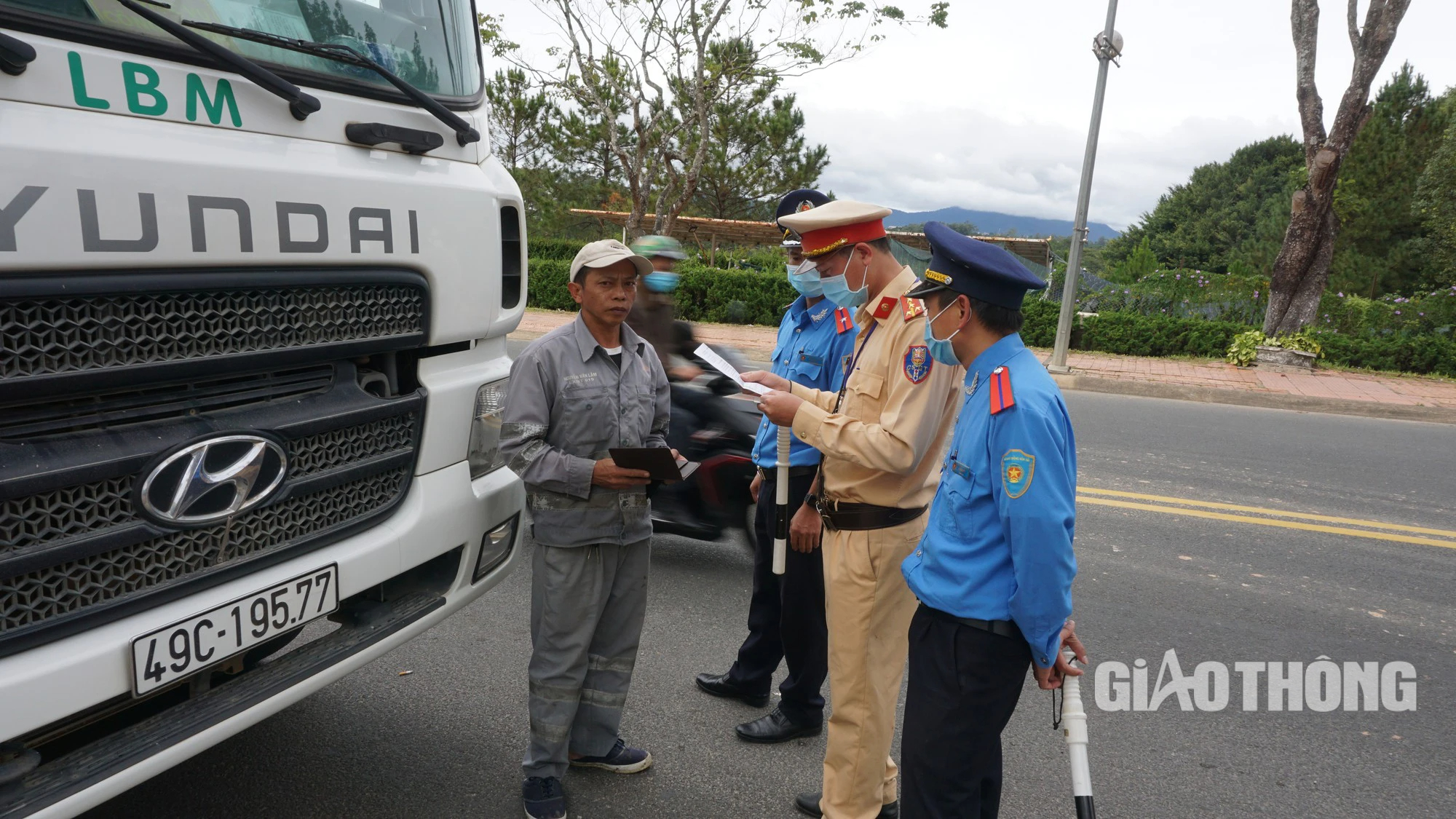 Trong 1 tháng Sở GTVT Lâm Đồng thu hồi phù hiệu đối với  24 xe ô tô chạy quá tốc độ - Ảnh 1.