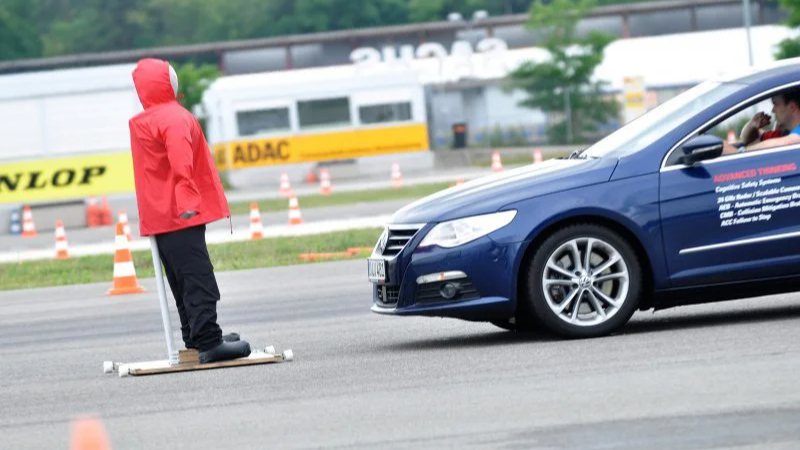 Phanh tự động khẩn cấp: Công nghệ giúp chủ xe tránh nhiều vụ tai nạn - Ảnh 1.