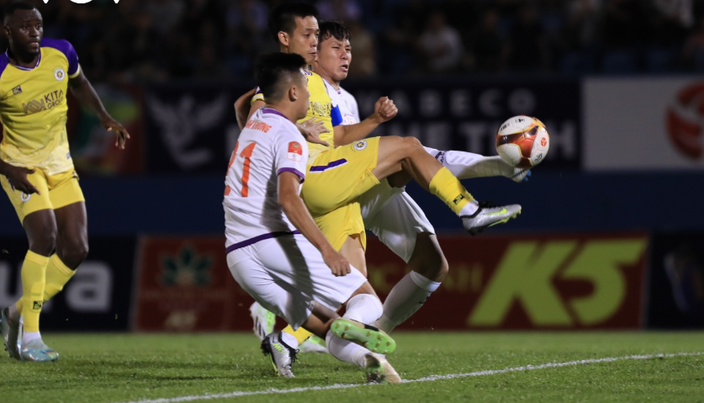 V-League: Tuấn Hải lập siêu phẩm từ giữa sân, Hà Nội hạ Bình Dương trong thế thiếu người - Ảnh 1.