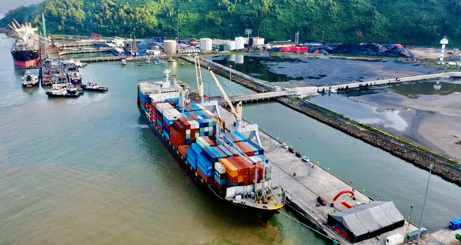 Thêm hãng tàu mở tuyến vận chuyển container quốc tế qua cảng Chân Mây - Ảnh 4.