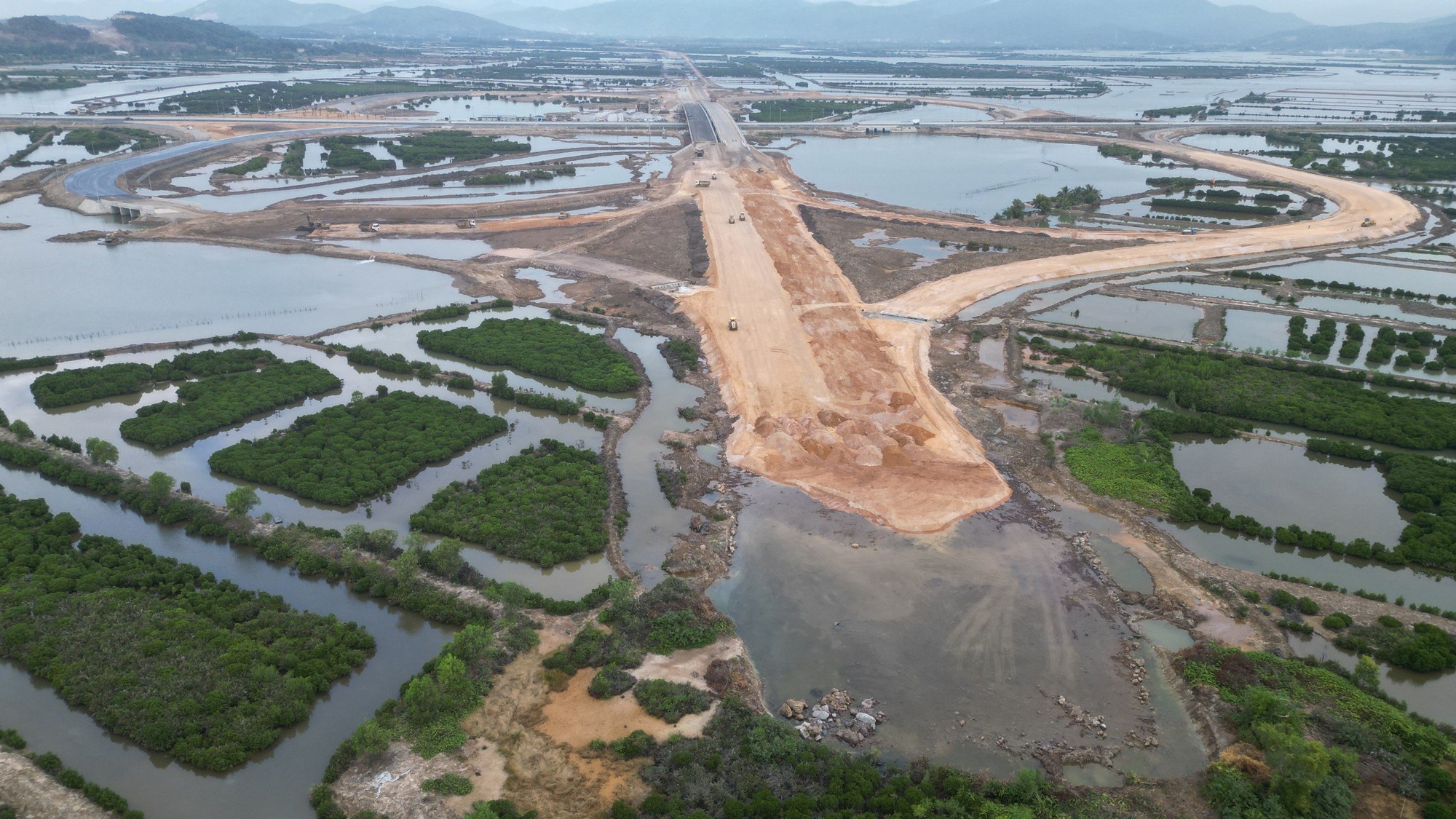 Quảng Ninh: vì sao dự án nút giao Hạ Long Xanh gần 1.500 tỷ đồng liên tục lỡ hẹn? - Ảnh 3.