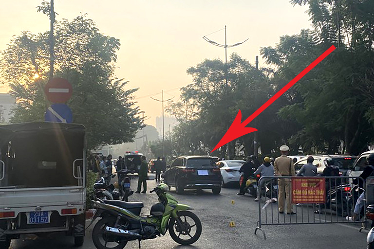 Hà Nội: Người đi bộ tử vong sau va chạm với ô tô Mercedes
 - Ảnh 1.