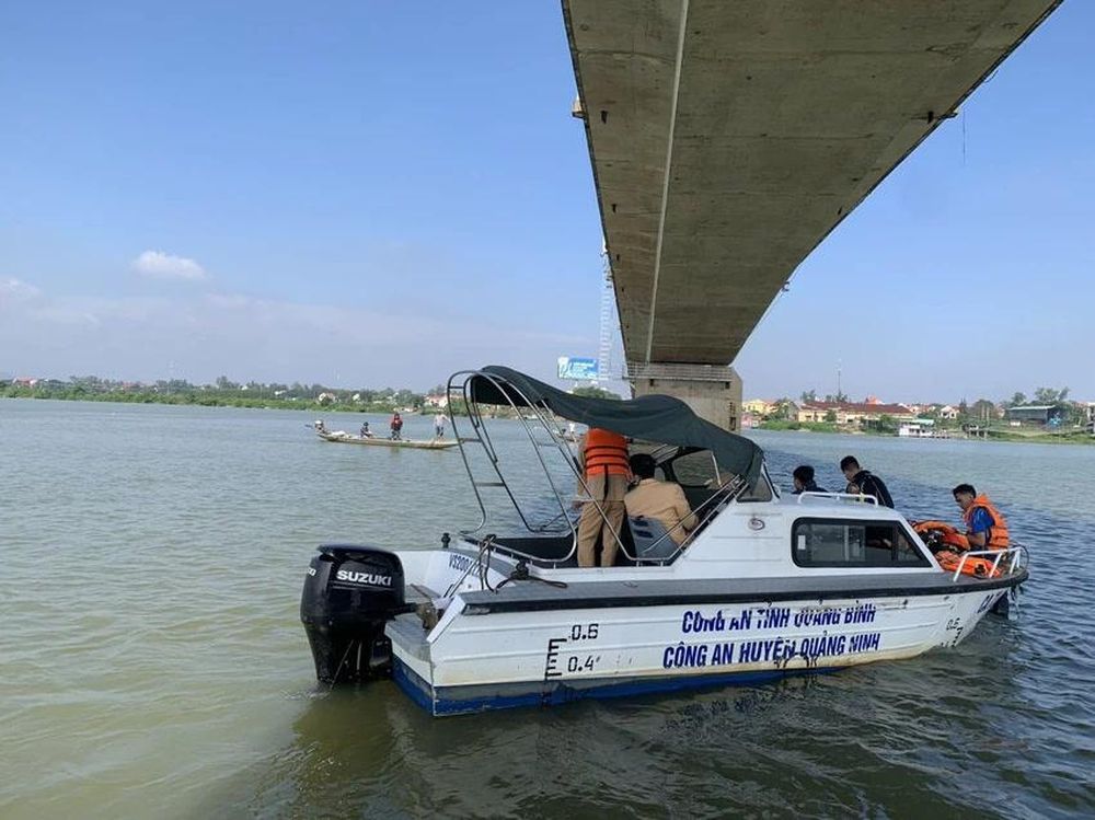 Tìm thấy thi thể nam thanh niên nhảy cầu ở Quảng Bình - Ảnh 1.