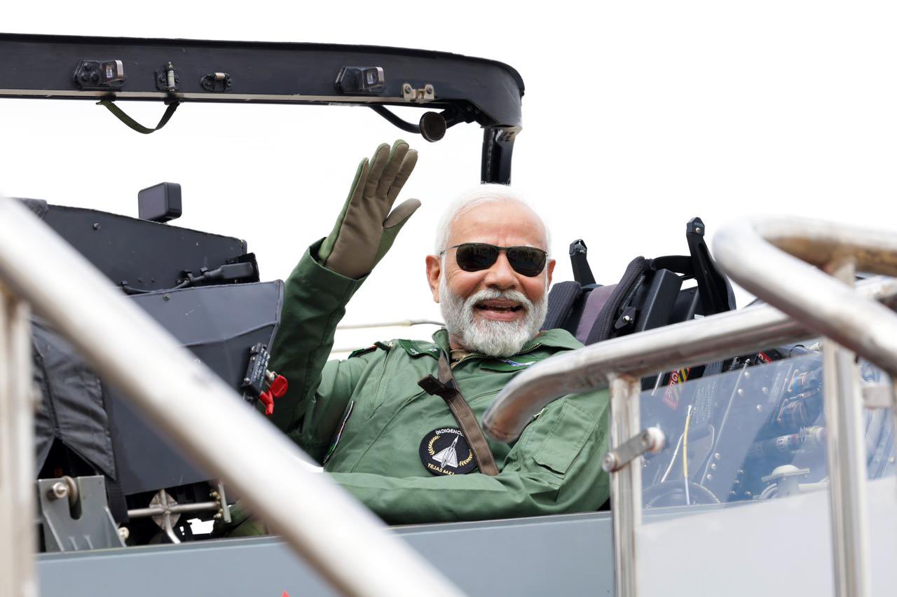 Thủ tướng Ấn Độ lái tiêm kích nội địa hạng nhẹ - Ảnh 1.
