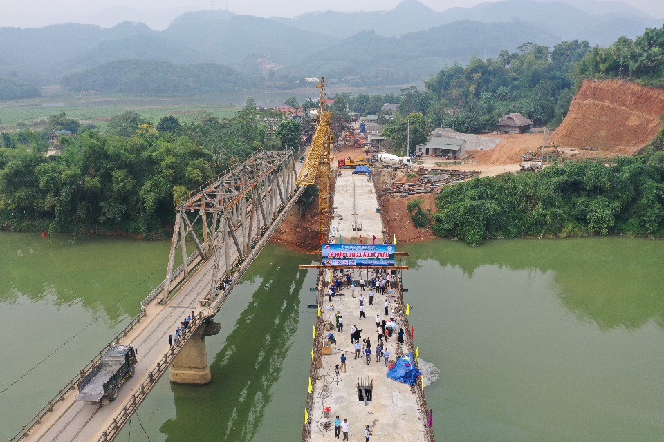 Hợp long cây cầu hơn 100 tỷ đồng bắc qua sông Chảy ở Yên Bái - Ảnh 1.
