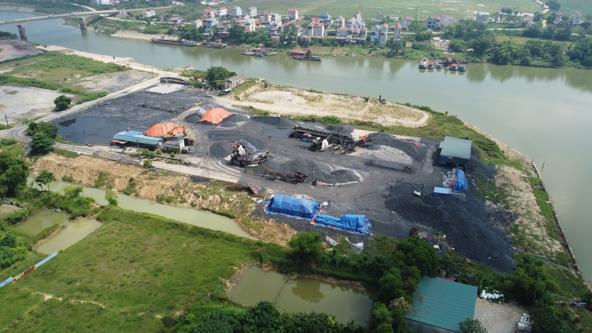 Chủ tịch Hà Nội yêu cầu xử lý nghiêm bến cảng không phép sau phản ánh của Báo Giao thông - Ảnh 4.