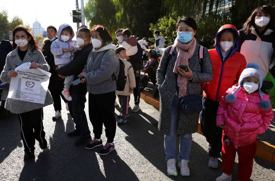 Bộ Y tế Trung Quốc đề nghị tăng số lượng phòng khám để ứng phó đợt bùng phát bệnh hô hấp - Ảnh 1.