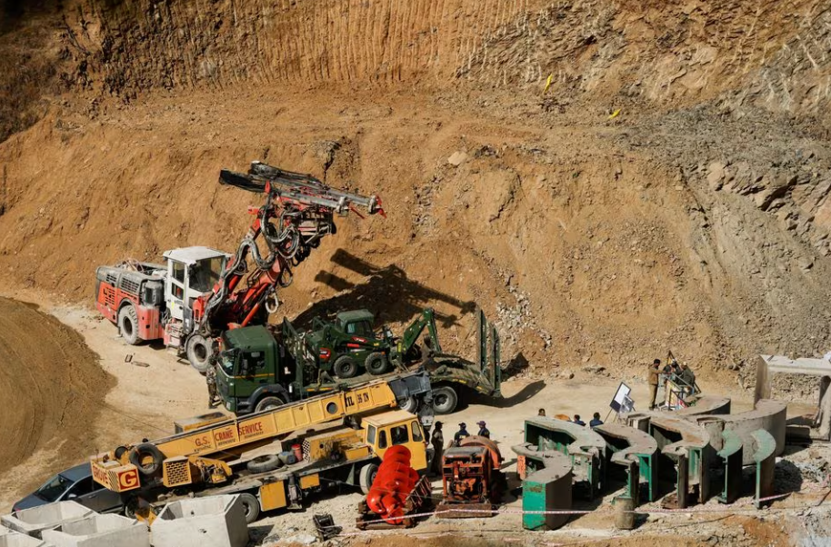 Giới chức Ấn Độ bắt đầu khoan từ đỉnh núi để giải cứu nhóm công nhân mắc kẹt trong hầm - Ảnh 1.