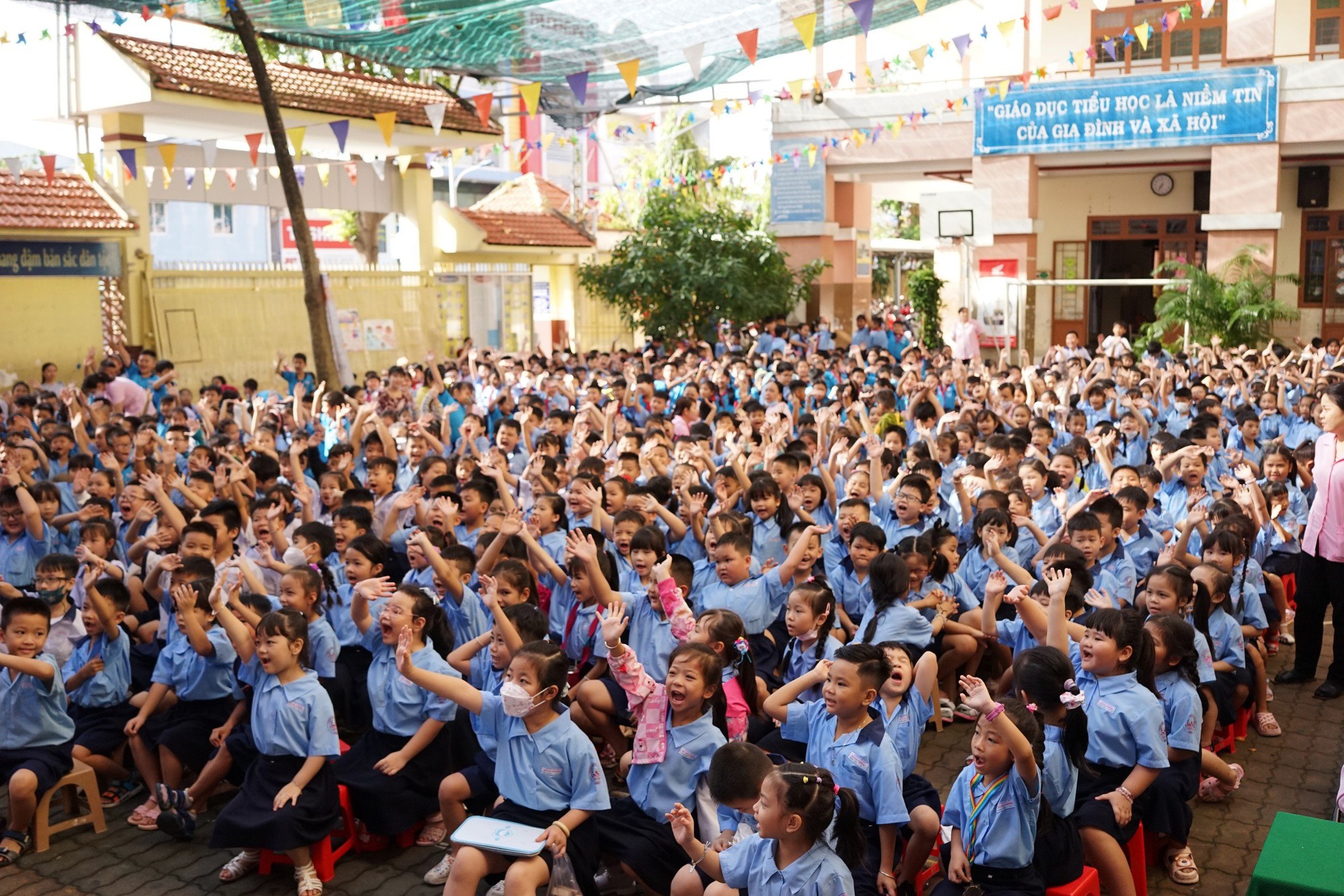 Tưng bừng buổi tuyên truyền ATGT ở trường tiểu học Hùng Vương - Ảnh 2.