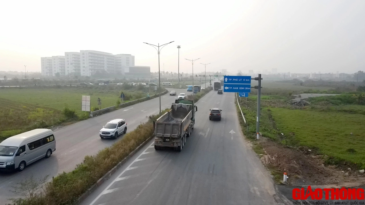 Đường nối 2 cao tốc qua Hà Nam, Hưng Yên đẹp hút hồn khi nhìn từ trên cao - Ảnh 1.