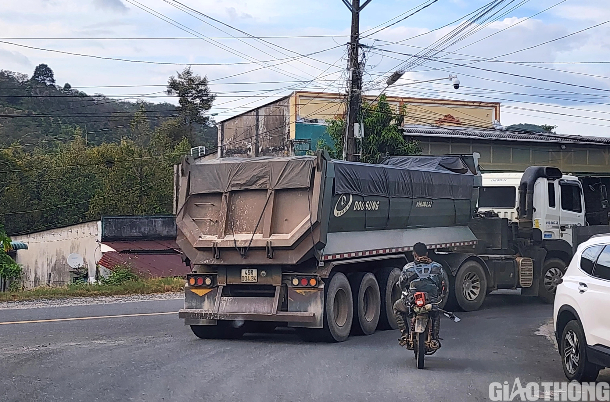 Lâm đồng: Dân bất an với xe chở đá, nơm nớp lo tai nạn - Ảnh 2.