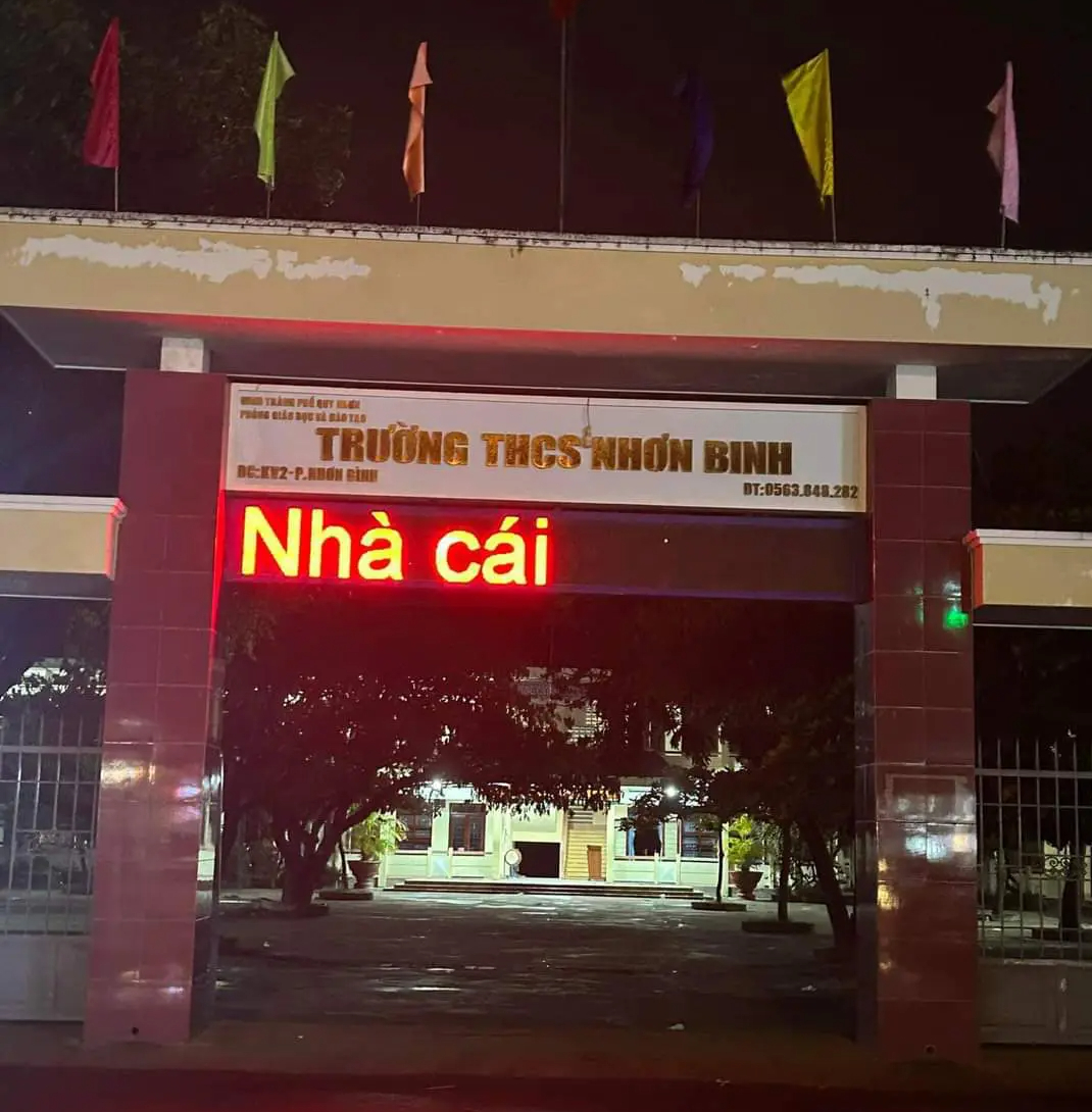 Xôn xao bảng hiệu chạy dòng chữ lạ trên cổng trường THCS ở Quy Nhơn  - Ảnh 1.