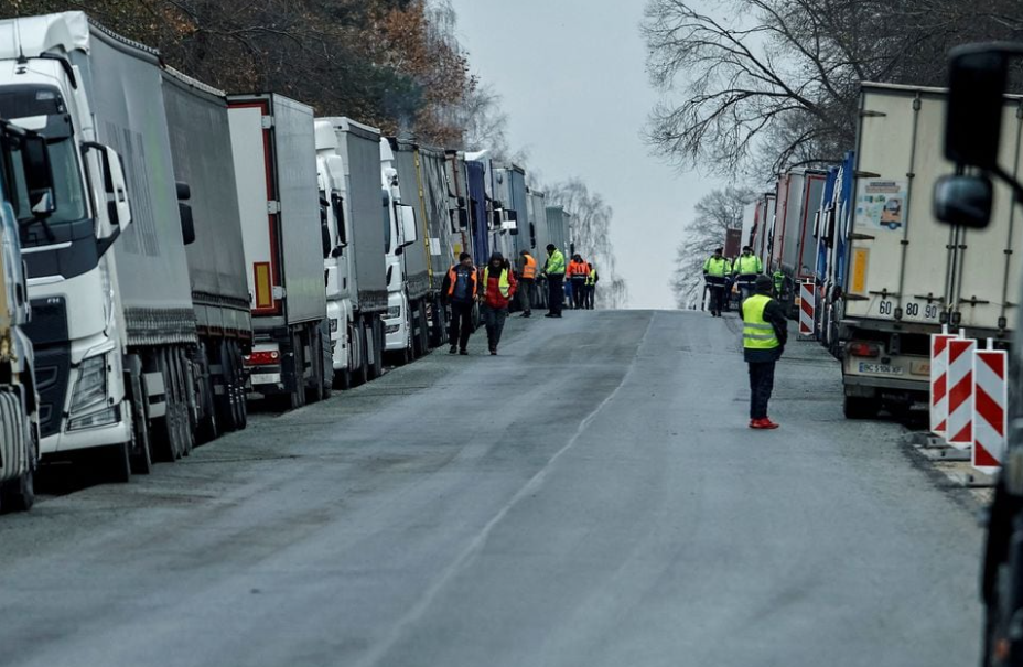 Tài xế xe tải Ba Lan phong tỏa cửa khẩu thứ 4 giáp với Ukraine - Ảnh 1.