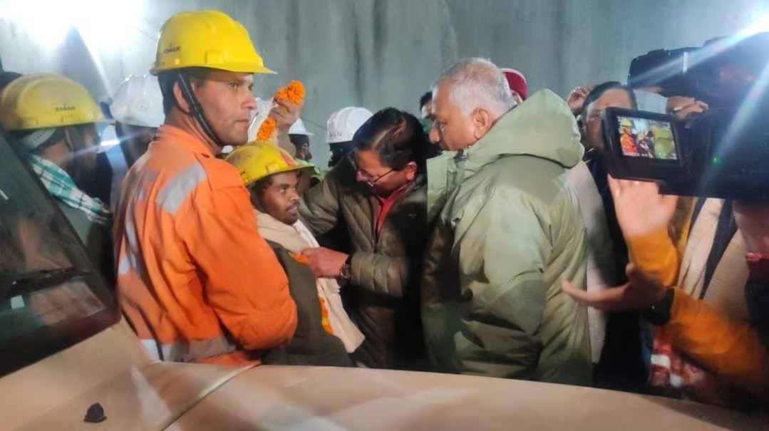 Ấn Độ giải cứu thành công tất cả công nhân mắc kẹt trong đường hầm sập - Ảnh 1.