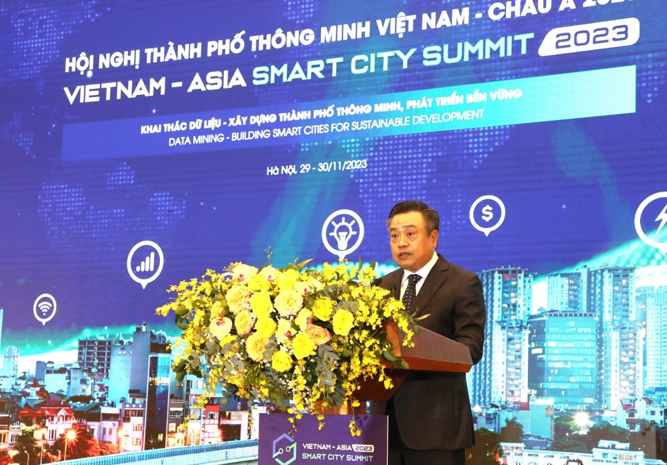 Chủ tịch Hà Nội: Thành phố phát triển bền vững là thành phố với mọi tiện ích thông minh - Ảnh 1.
