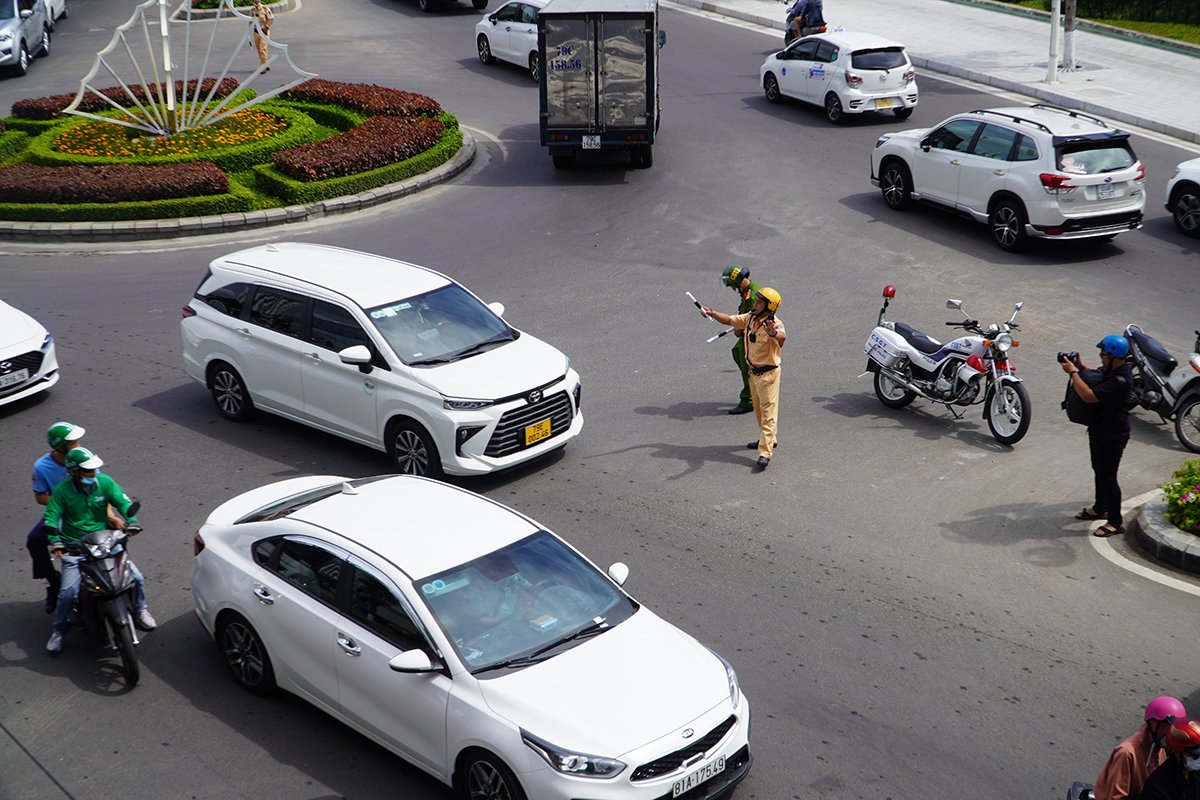 Cần tăng cường sử dụng xe trung chuyển để chở khách du lịch ở Nha Trang - Ảnh 2.