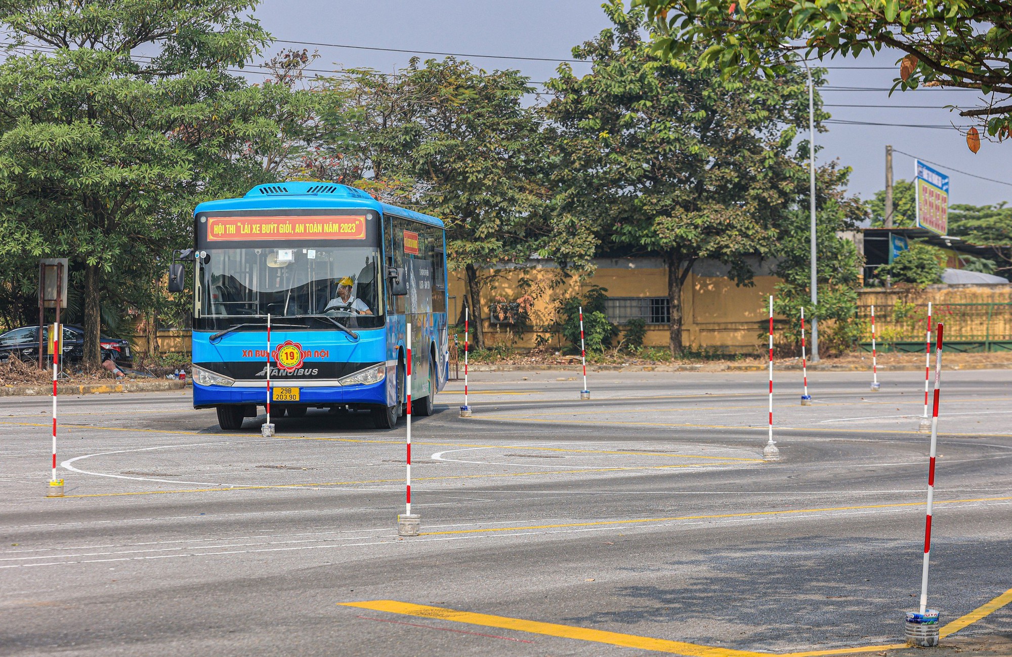 74 tài xế tranh tài tại Hội thi lái xe buýt giỏi, an toàn - Ảnh 12.