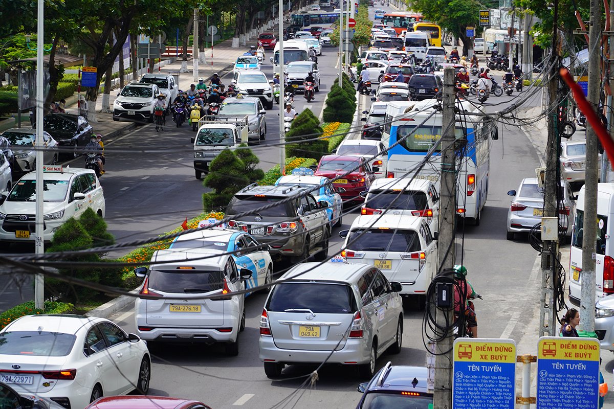 Cần tăng cường sử dụng xe trung chuyển để chở khách du lịch ở Nha Trang - Ảnh 1.