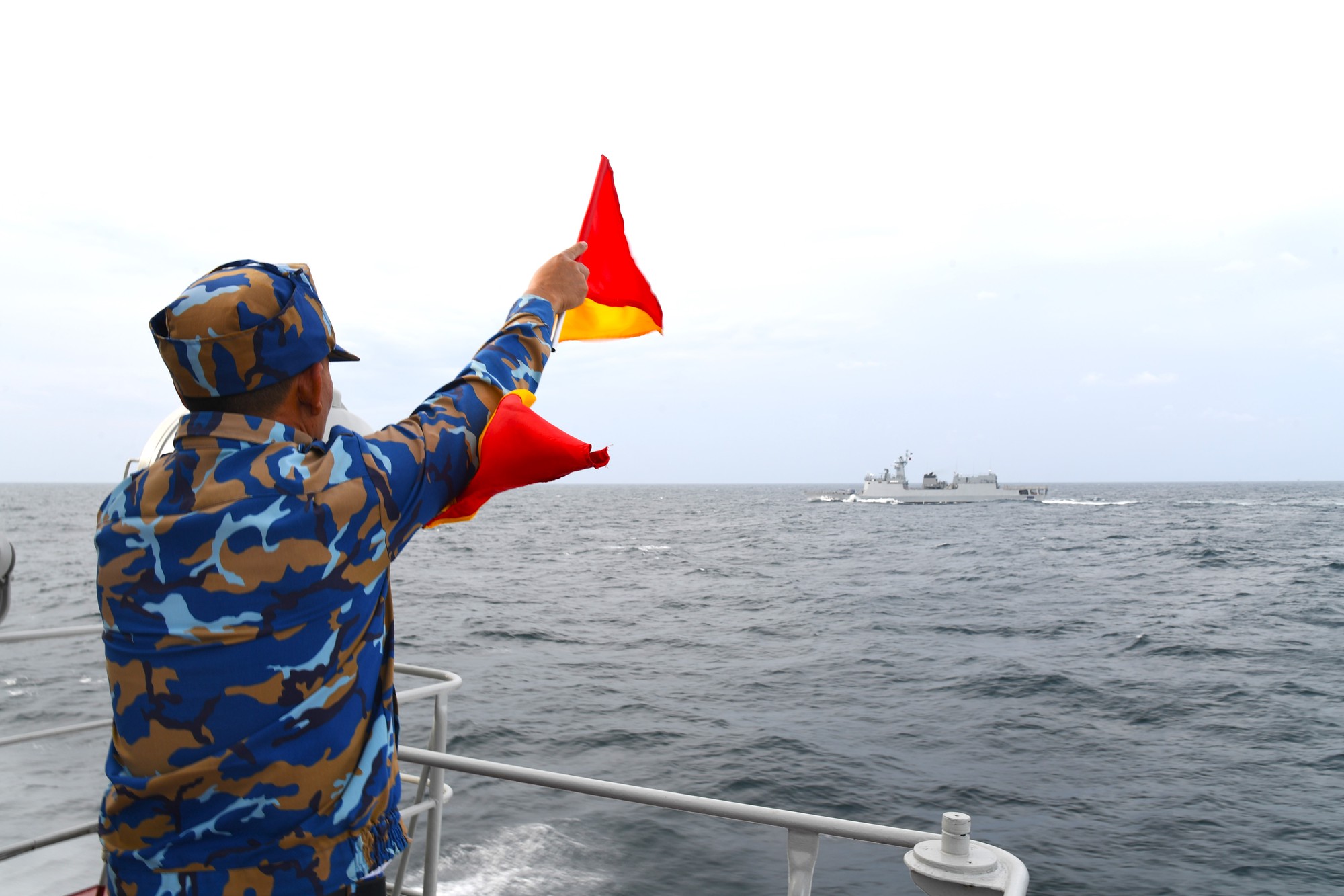 Hải quân Việt Nam và Hải quân Thái Lan phối hợp tuần tra chung trên biển - Ảnh 3.