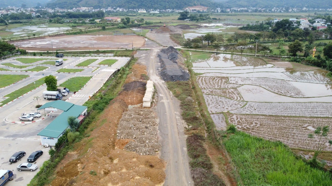 Vắng bóng người thi công tại dự án đường hàng trăm tỷ ở Hòa Bình - Ảnh 3.