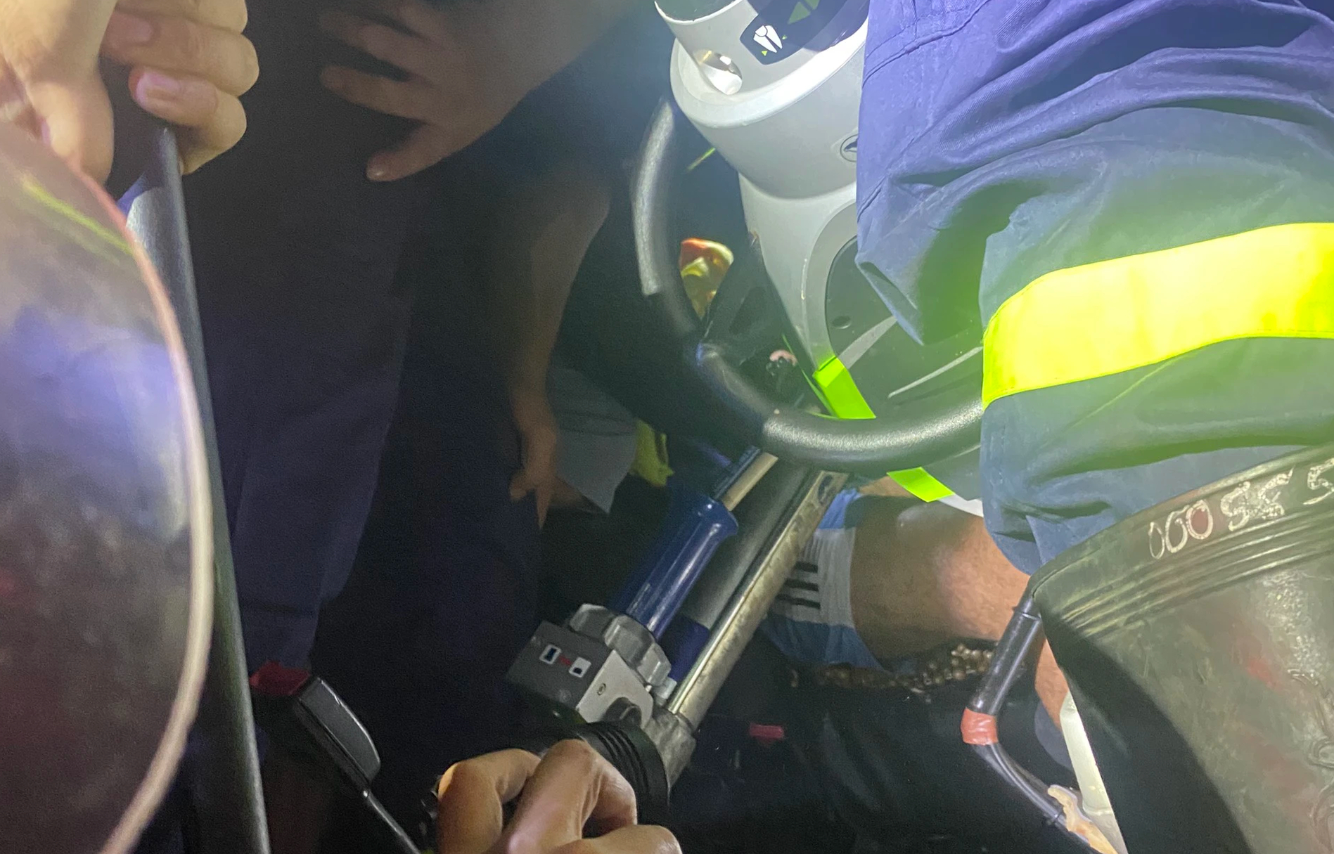Giải cứu tài xế gãy chân, mắc kẹt trong cabin container sau tai nạn giao thông - Ảnh 2.
