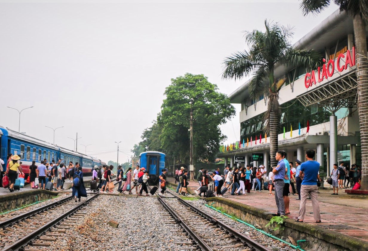 Tăng hàng chục chuyến tàu Lào Cai phục vụ du lịch Sapa - Ảnh 1.