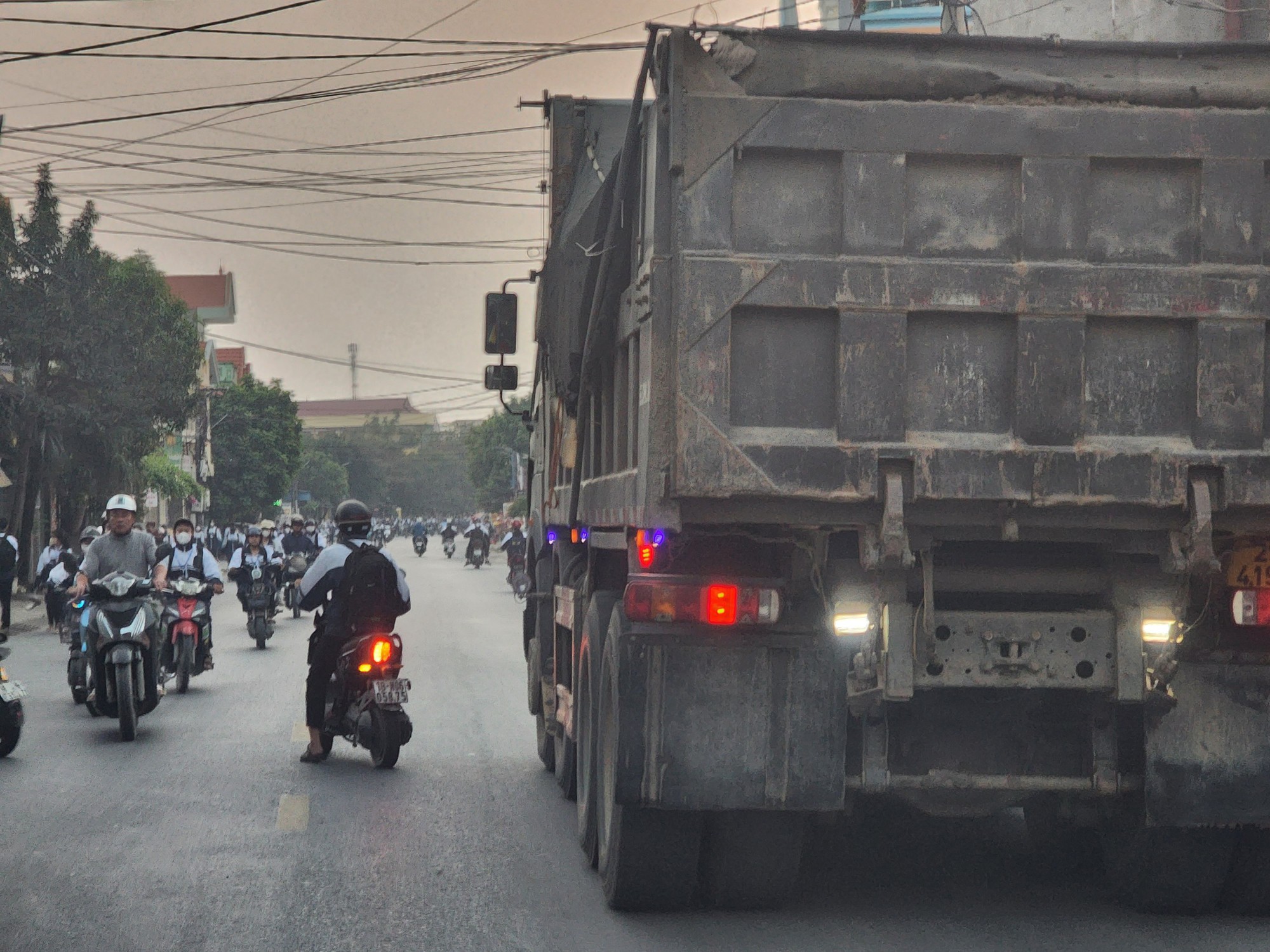 Xe “hổ vồ” hết đăng kiểm, dấu hiệu cơi nới thành thùng tung hoành trên Quốc lộ ở Nam Định - Ảnh 1.