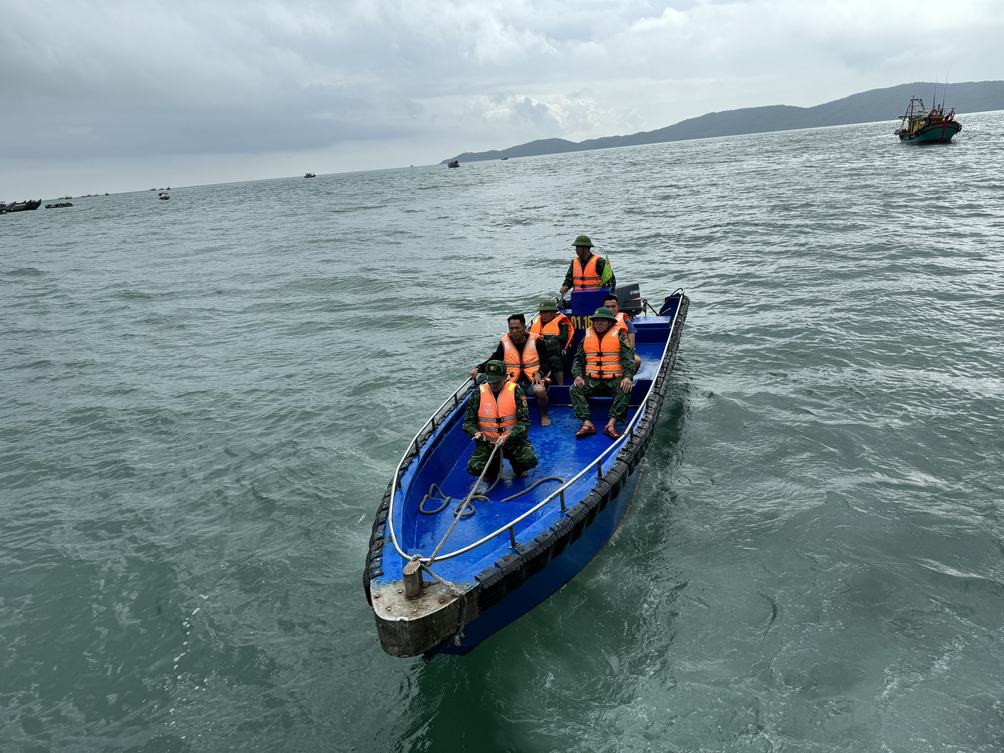 Quảng Ninh: Tàu chìm, tìm thấy thi thể nam ngư dân mắc kẹt trong khoang máy - Ảnh 1.