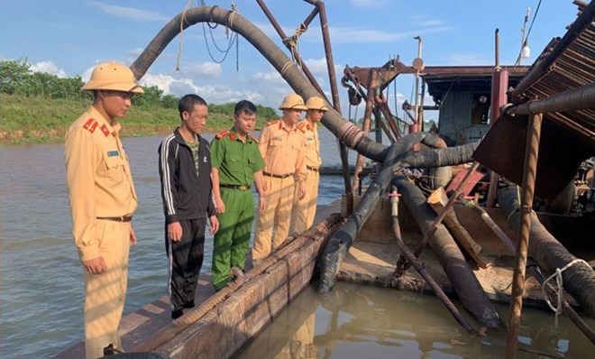 Thái Bình bắt giữ 2 tàu khai thác cát trái phép trên sông Hồng - Ảnh 1.