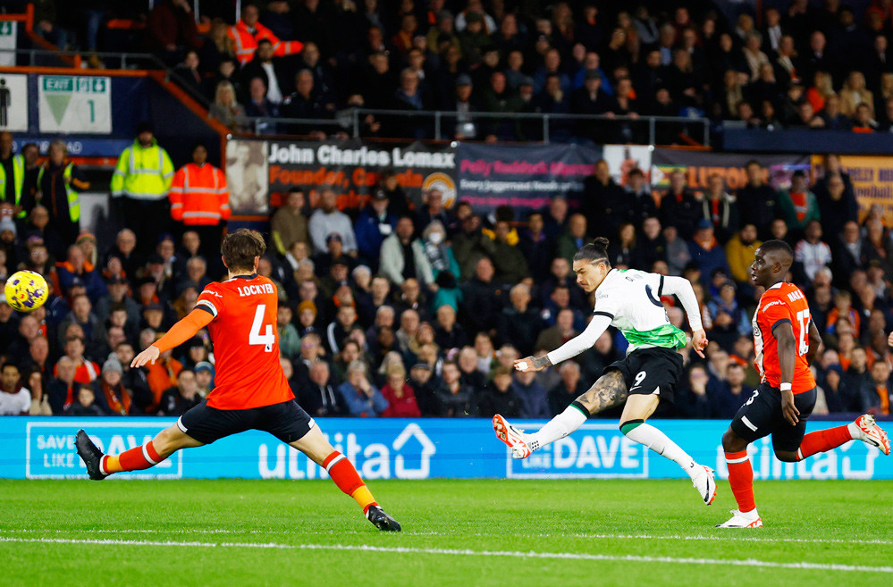 Nunez bỏ lỡ cơ hội khó tin, Liverpool cay đắng chia điểm với Luton Town  - Ảnh 1.